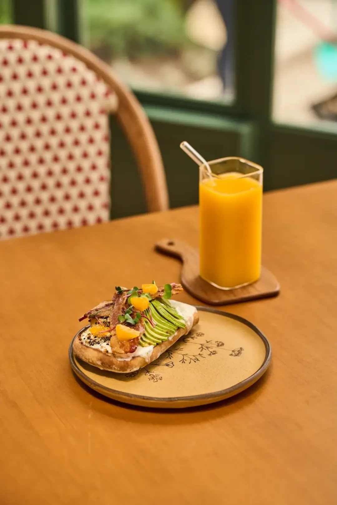 Toast Avocado na louça artesanal