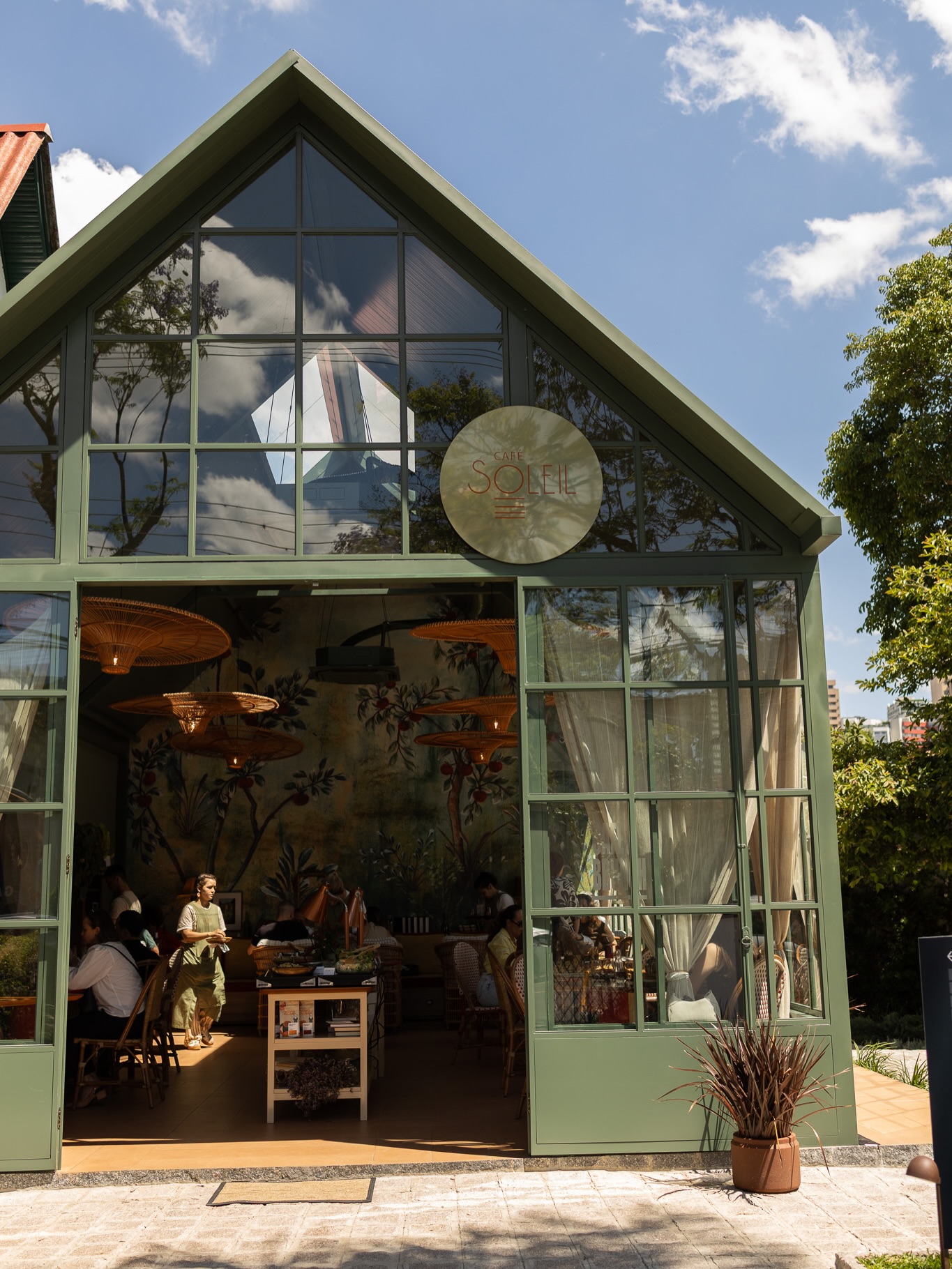 Fachada do Soleil Café - estufa verde no Batel
